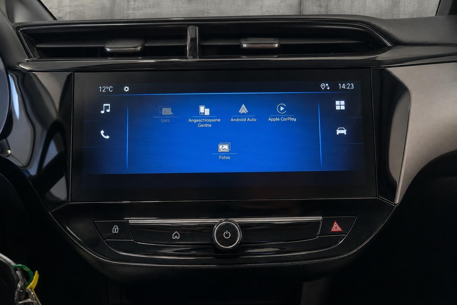 Infotainment-Display mit Apple CarPlay und Android Auto im Opel