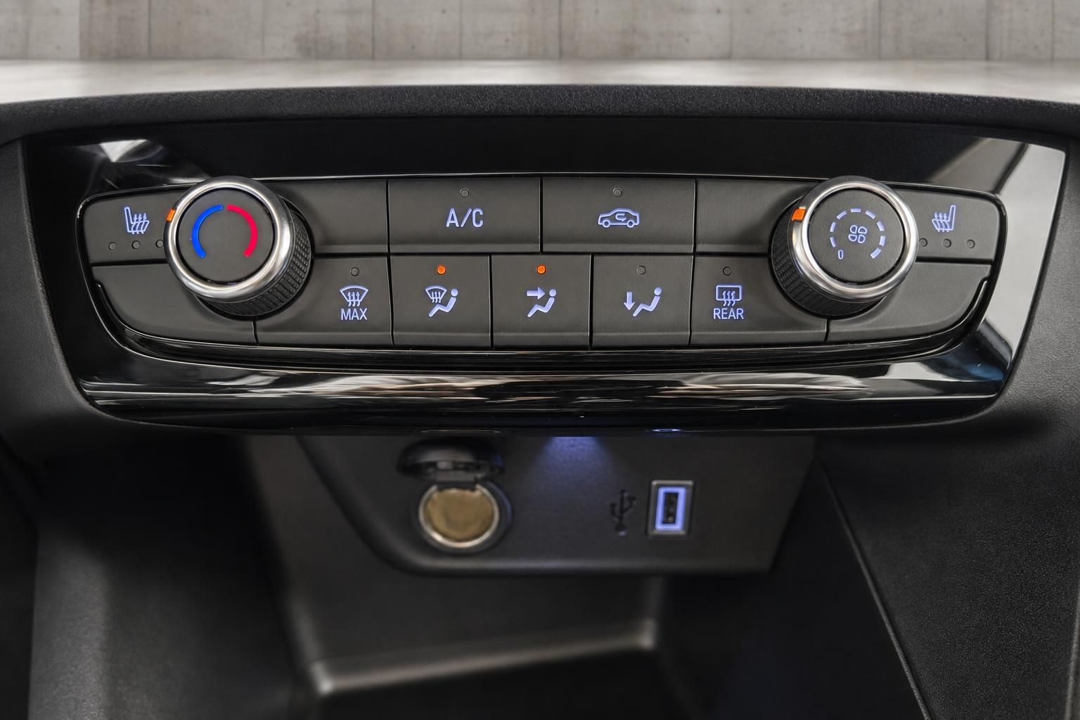 Opel Klimabedienung mit Sitzheizung und USB-Anschluss im Detail