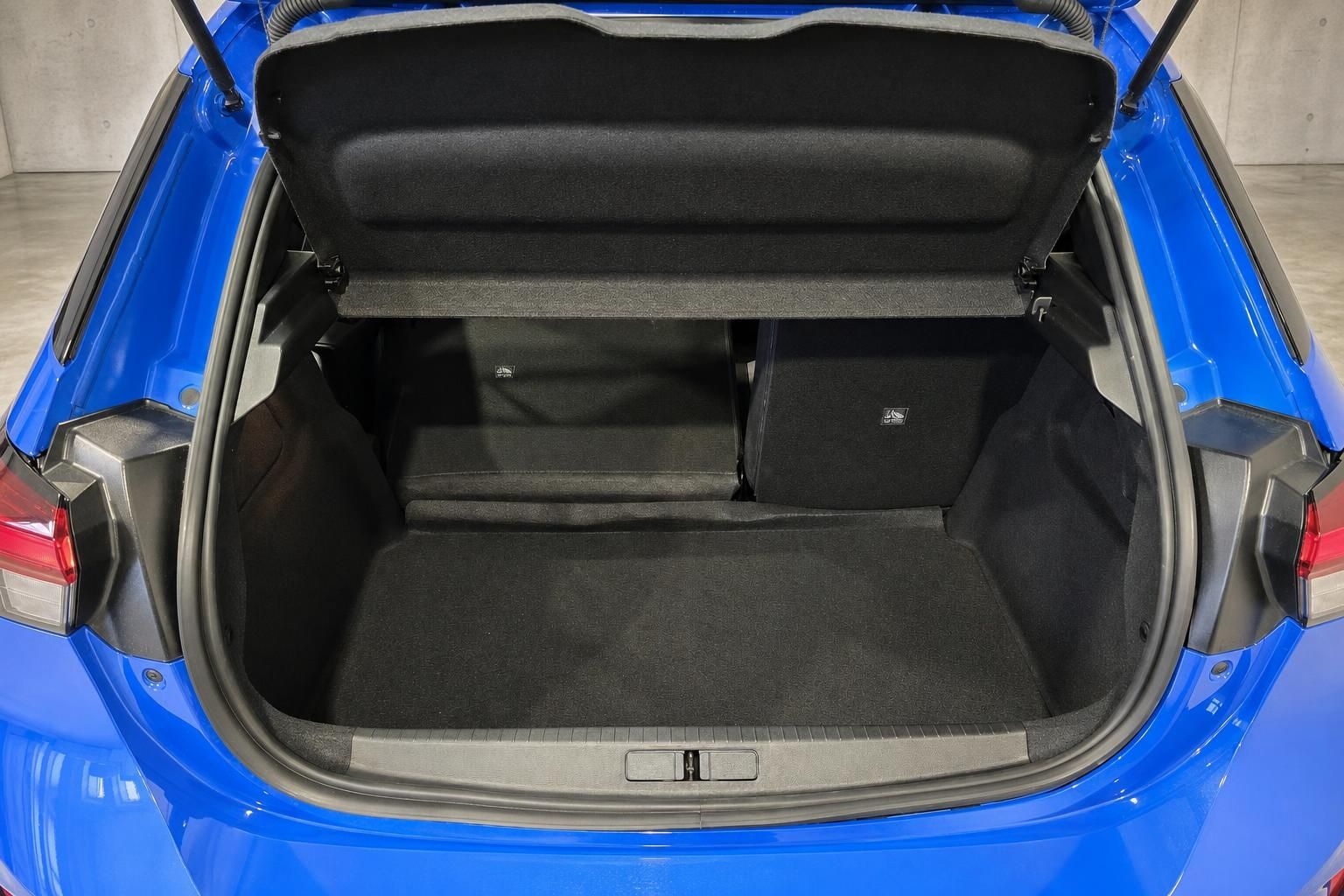 Opel Corsa blau, geoeffneter Kofferraum mit viel Stauraum