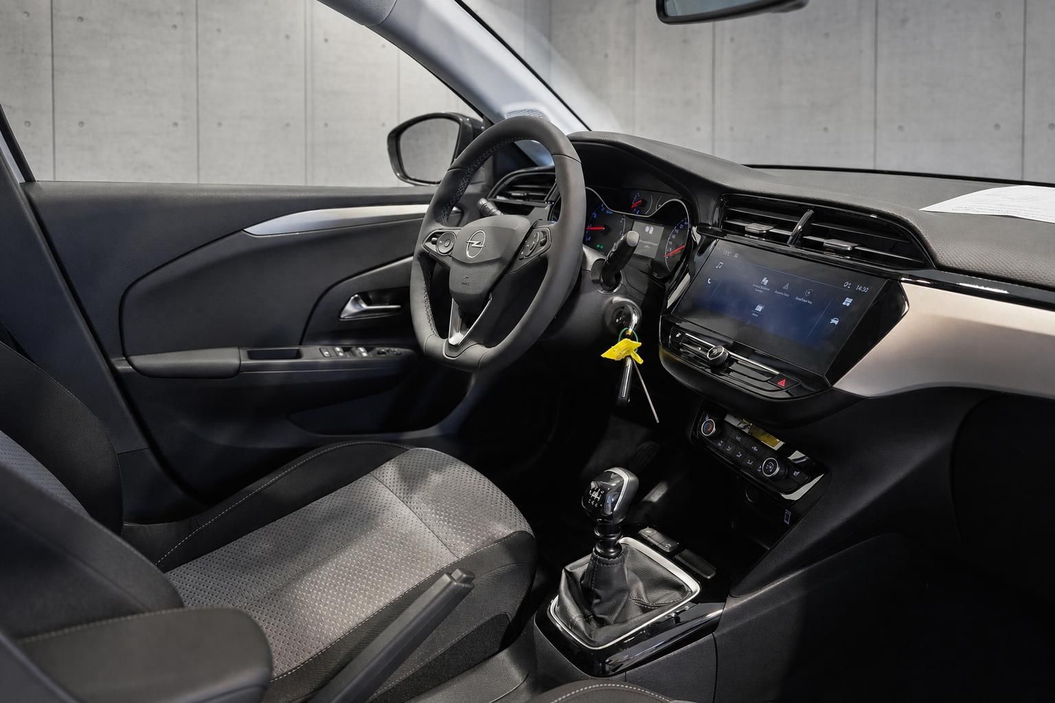 Opel Corsa Cockpit mit Lenkrad, Touchscreen und Schaltknauf