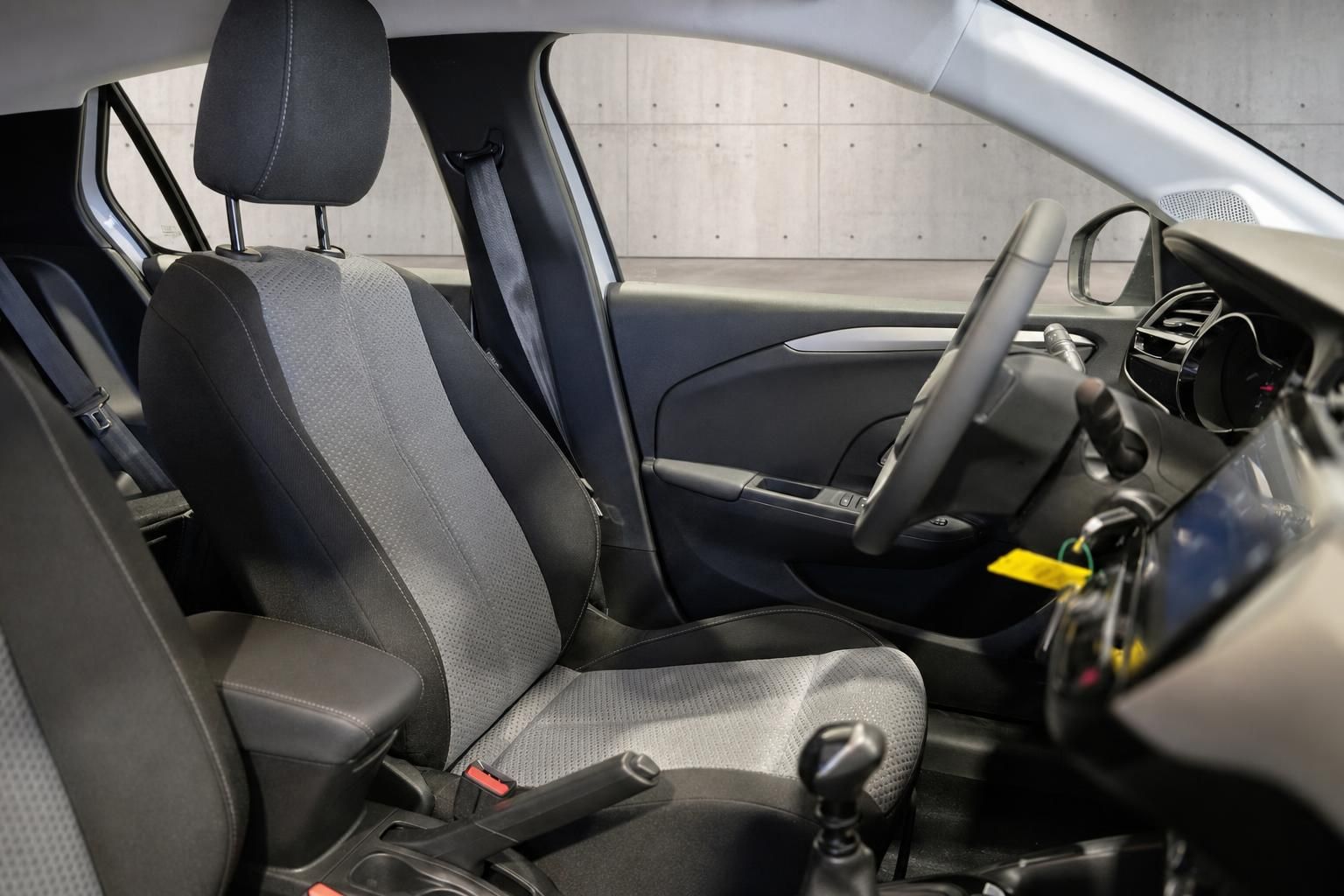 Opel Innenraum mit Vordersitzen, Lenkrad und Schaltung im Detail