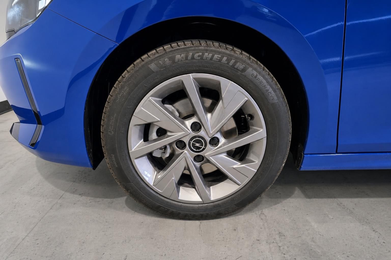 Opel Corsa blau, Felge mit Michelin Reifen im Nahaufnahme-Detail