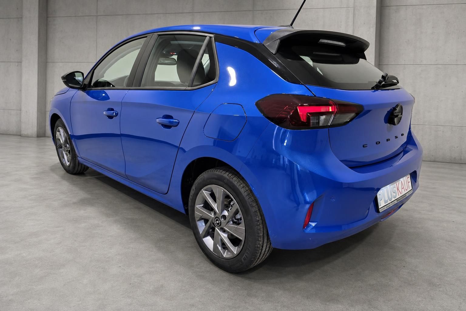 Opel Corsa blau, Heckansicht schräg mit Dachspoiler