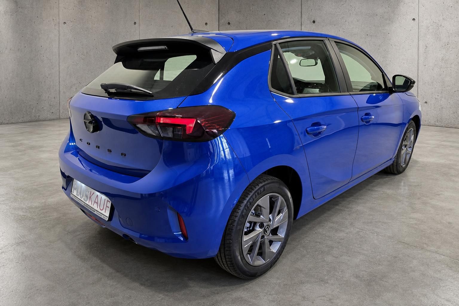 Opel Corsa blau, Heckansicht mit Alufelgen und Rücklichtern