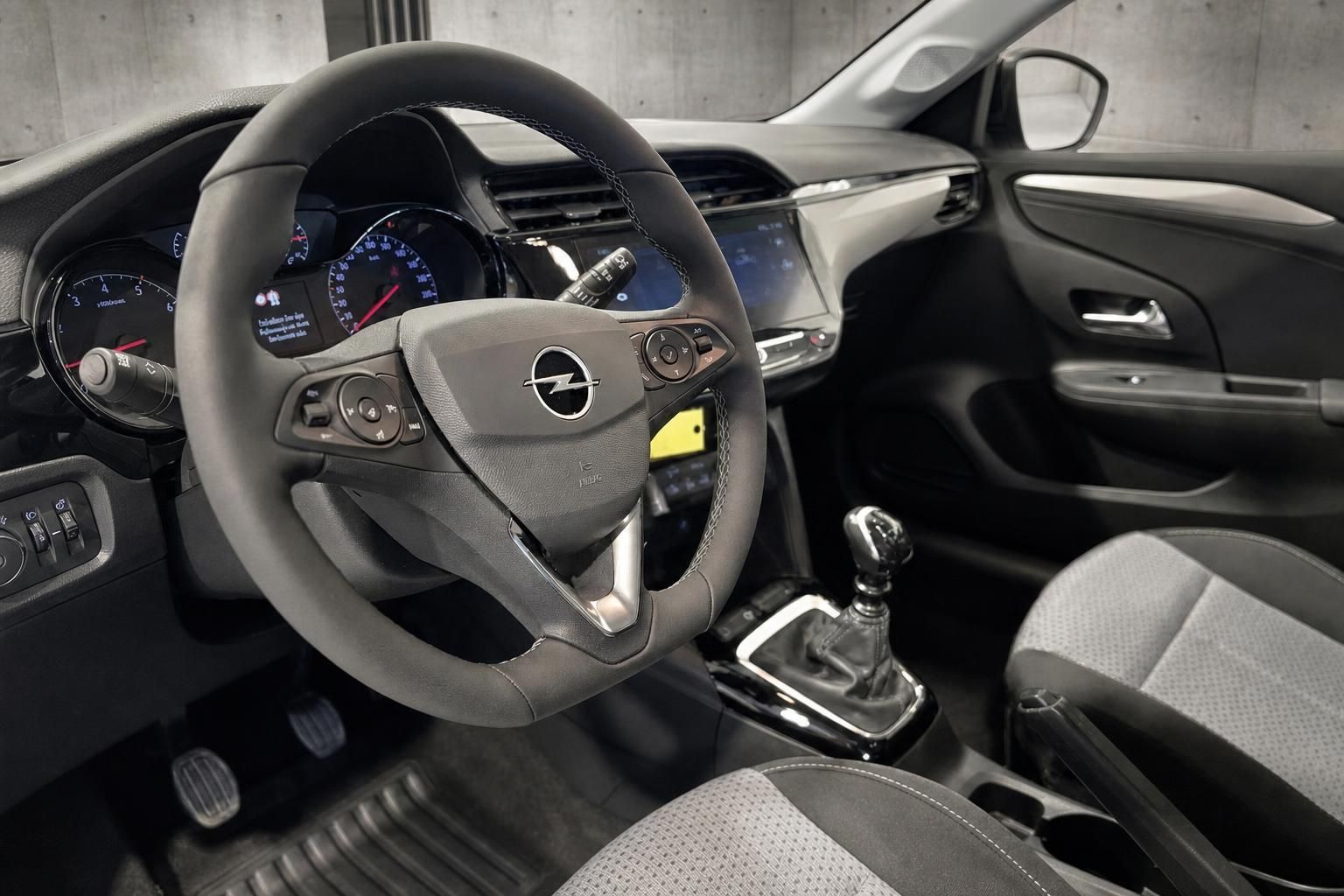 Opel Corsa Innenraum mit Lenkrad, Cockpit und Schaltung