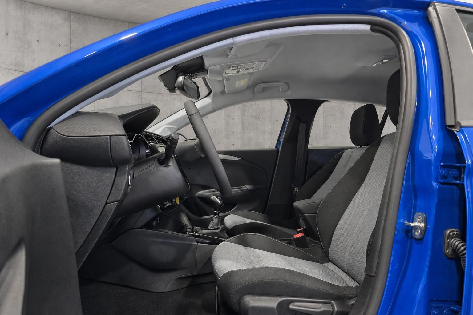 Blick durch offene Tür auf Vordersitze und Innenraum des Opel