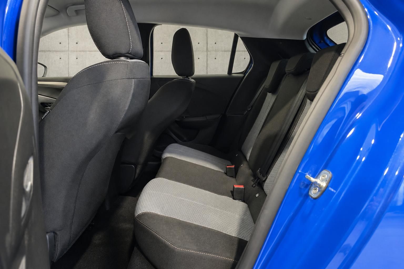 Rücksitze im blauen Opel mit Stoffpolster und Kopfstützen