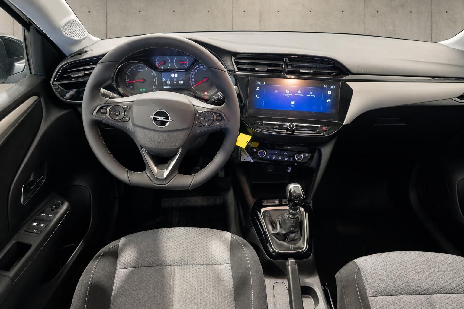 Cockpit und Armaturenbrett des Opel mit Lenkrad und Schaltung