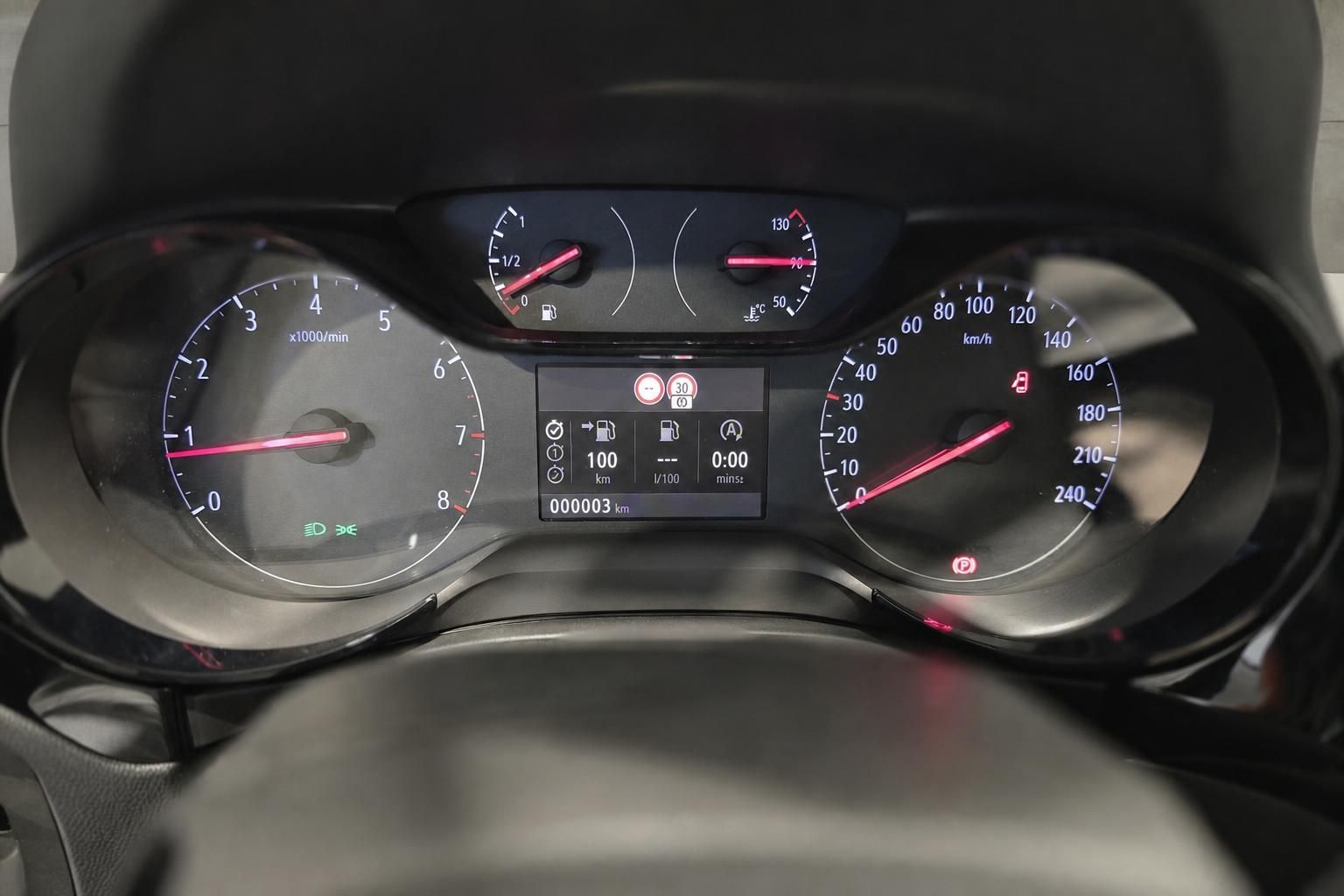 Tachometer und Bordcomputer mit Kilometerstand im Opel Cockpit