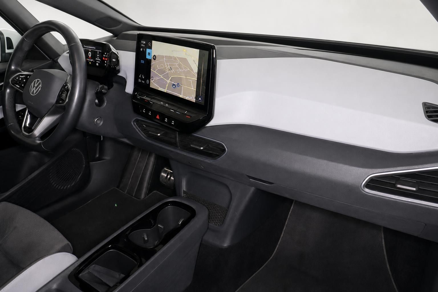 VW Armaturenbrett mit Touchscreen-Navigation und Lenkrad