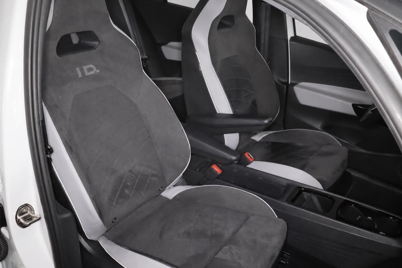 VW ID.3 Vordersitze mit Sportbezug und ID. Schriftzug im Innenraum