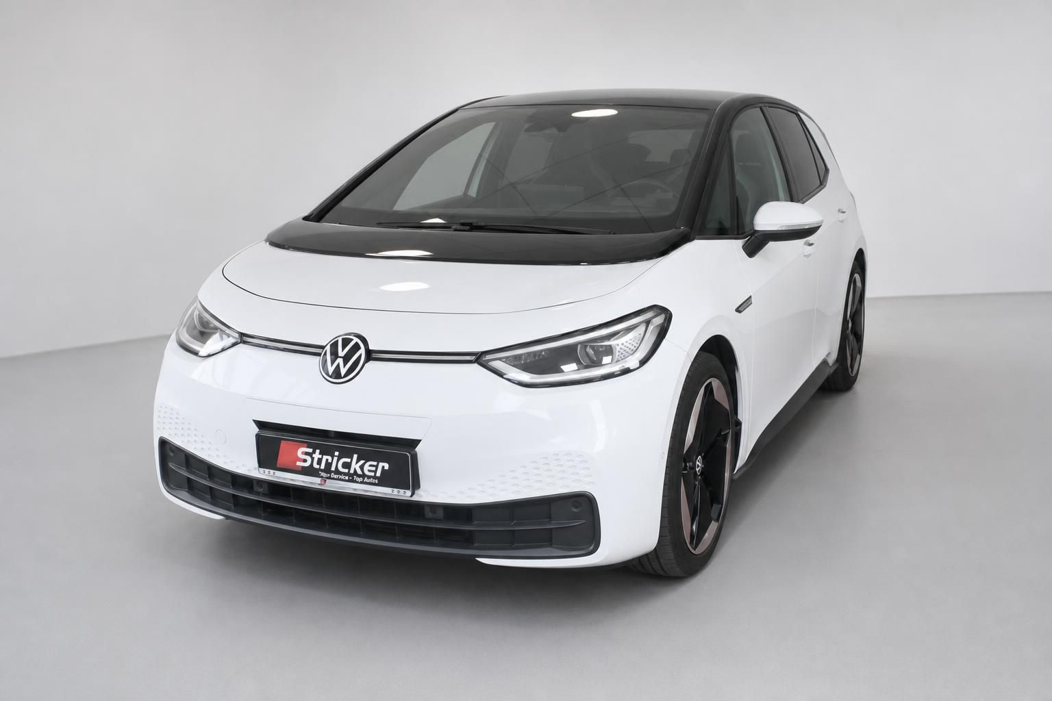 VW ID.3 weiß Frontansicht Elektrofahrzeug Leichtmetallfelgen
