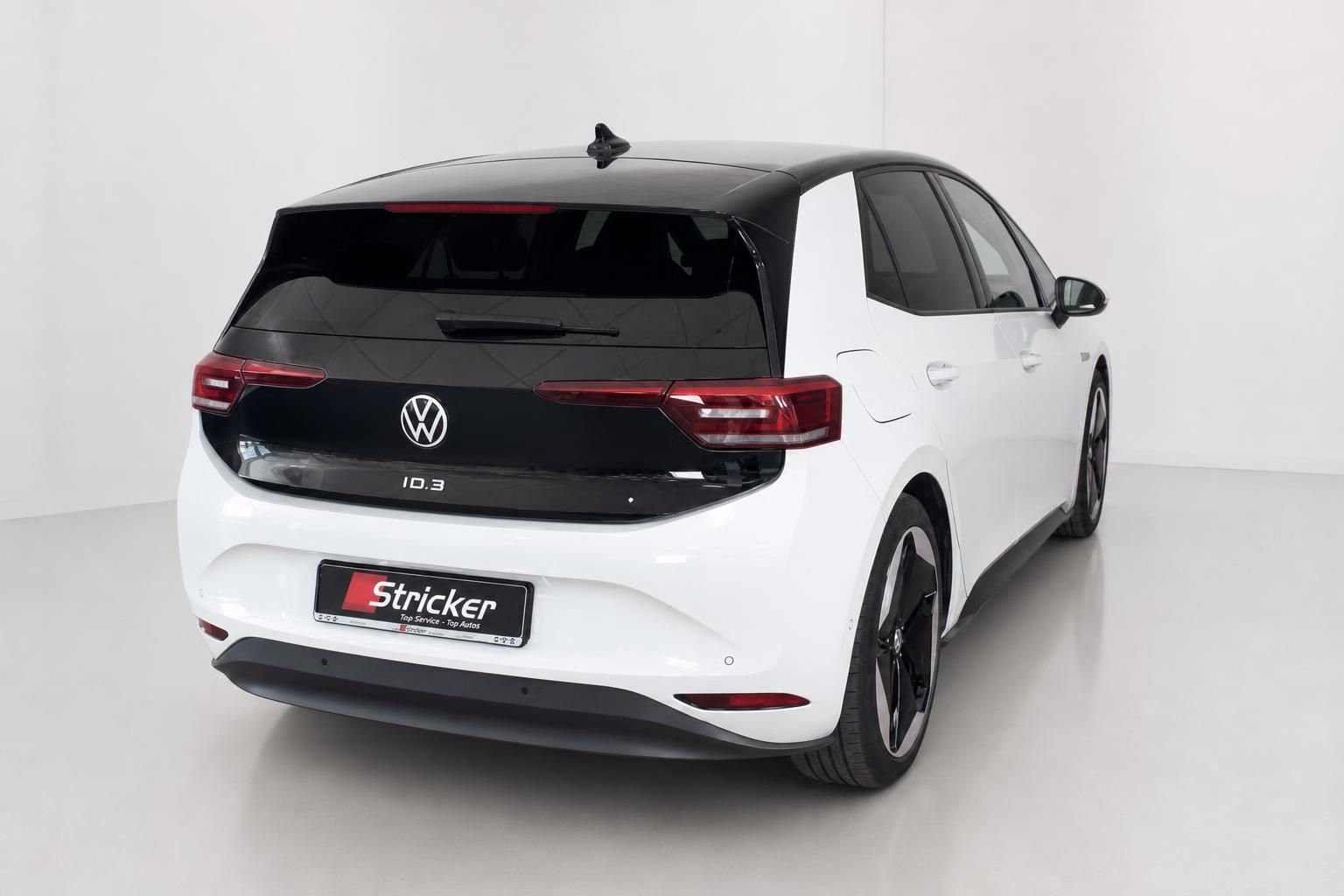 VW ID.3 weiß Heckansicht mit Kennzeichenhalter Stricker