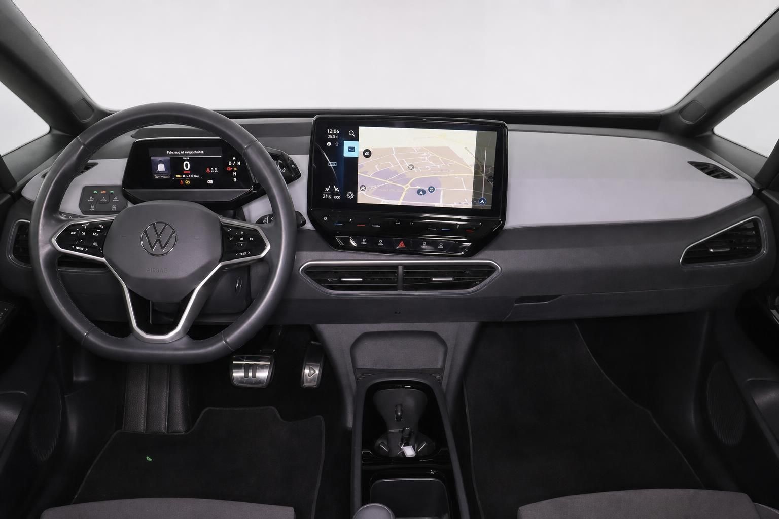 VW ID.3 Innenraum mit Lenkrad und Navigationsdisplay
