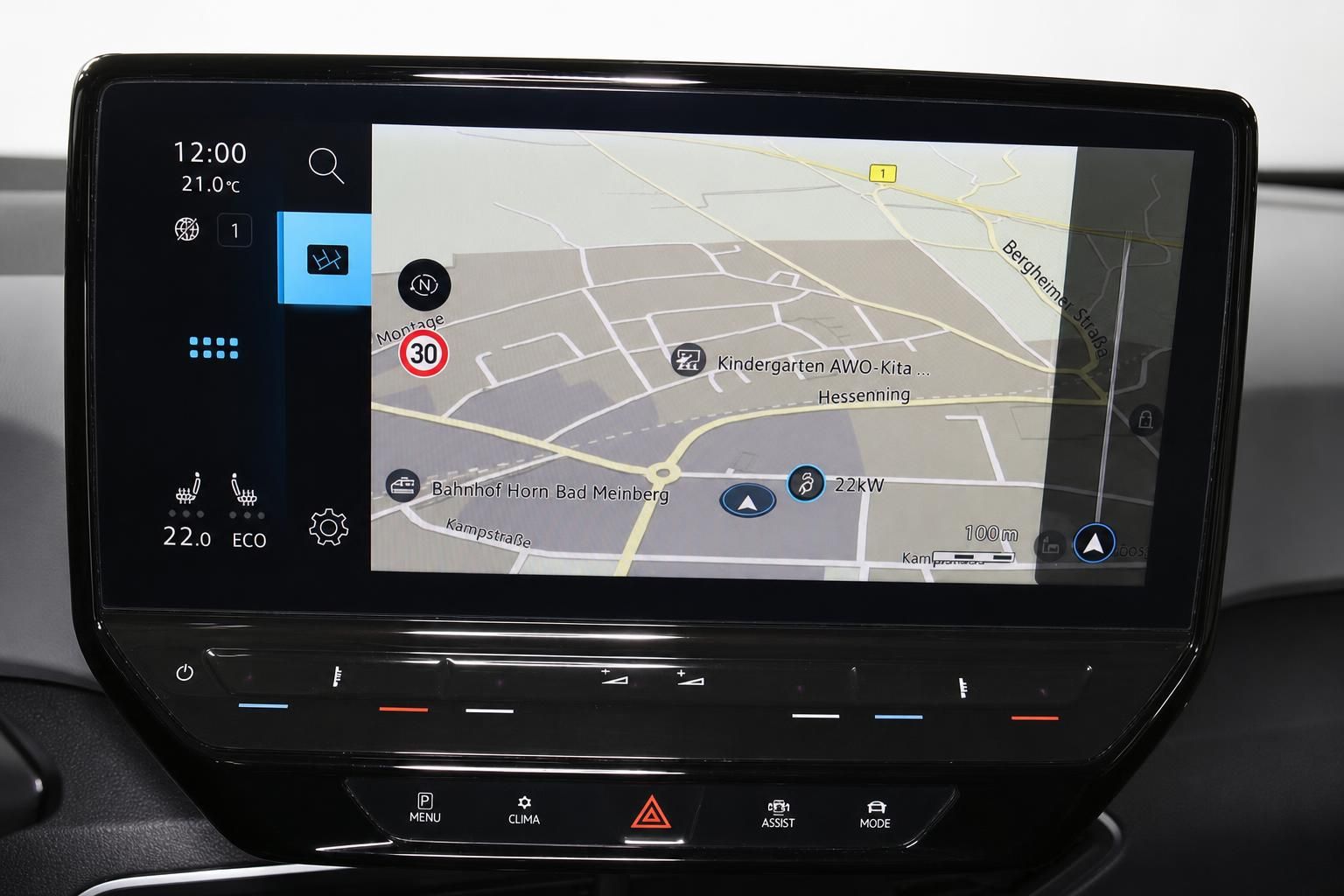 VW Infotainment-Display mit Navigationskarte im Cockpit