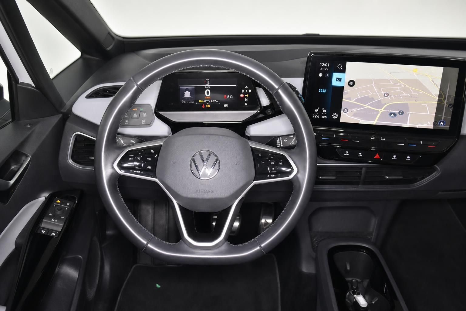 VW Cockpit mit Lenkrad, Digitaltacho und Infotainmentsystem