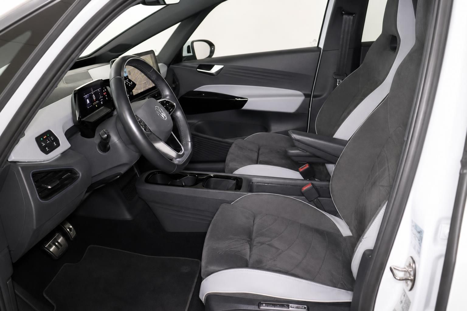 VW Innenraum mit Sportsitzen und Cockpit, Blick auf Fahrerseite