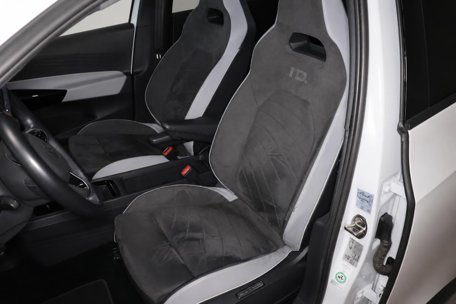 VW ID. Sportsitze in Schwarz-Grau mit Alcantara-Bezug im Detail