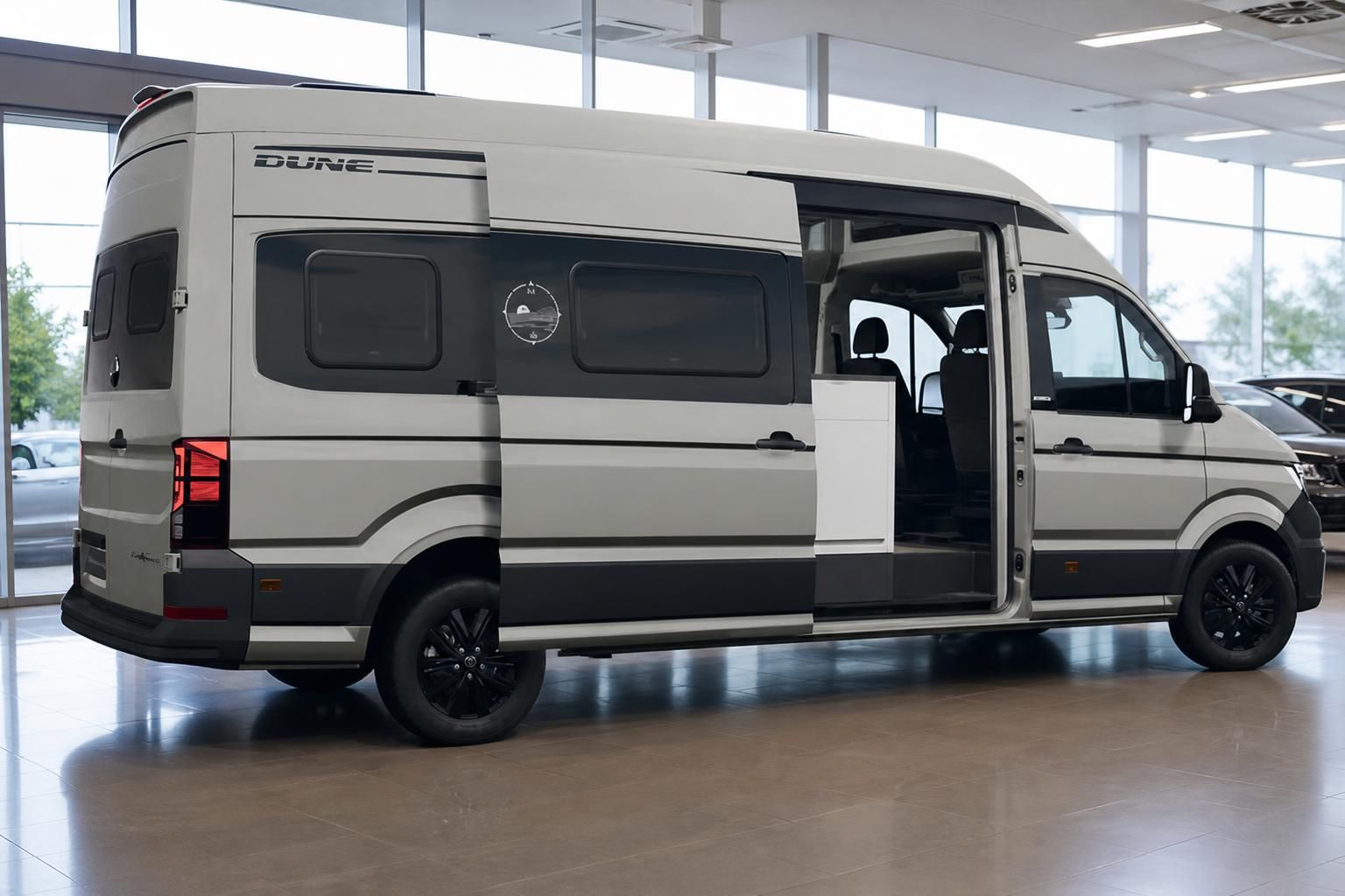 VW Crafter Dune Camper mit geoeffneter Schiebetuer im Autohaus