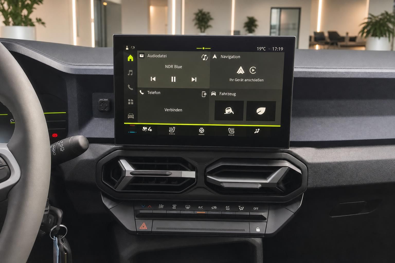 Touchscreen Infotainmentsystem mit Navigation und Klimabedienung im Auto