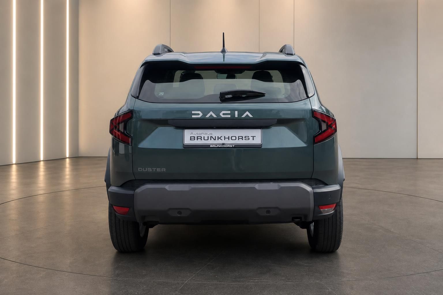 Dacia Duster grün Heckansicht im Autohaus Brunkhorst Showroom