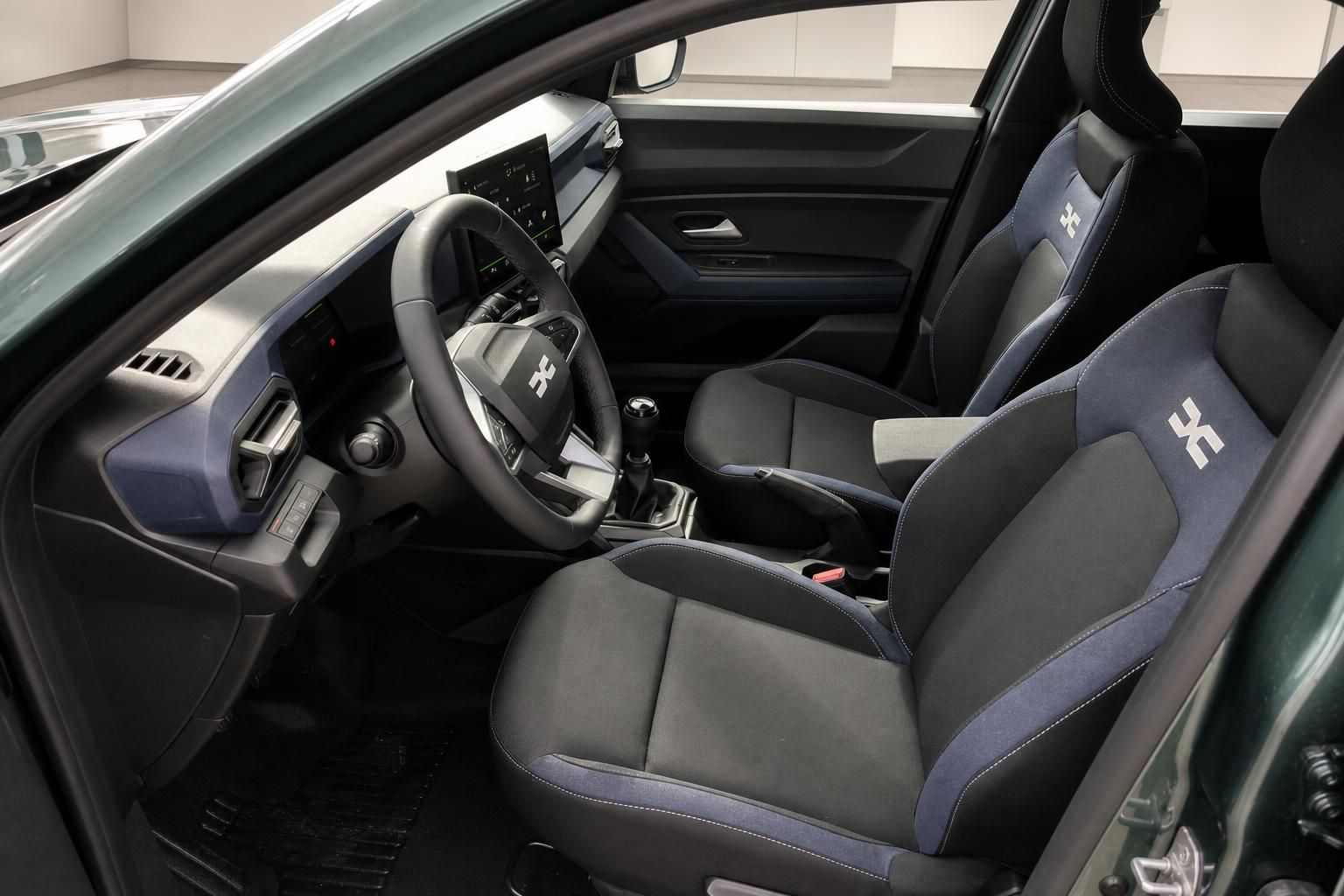 Dacia Duster Innenraum Vordersitze mit Stoffbezug und Cockpit