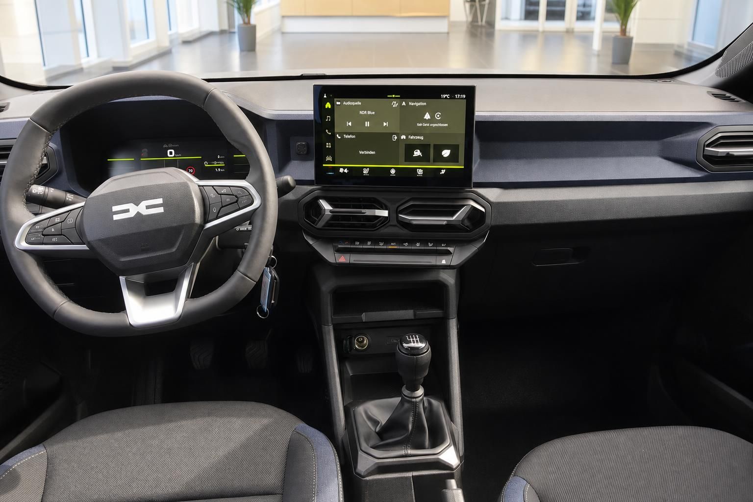 Dacia Duster Cockpit mit Lenkrad, Schaltung und Infotainment-Display