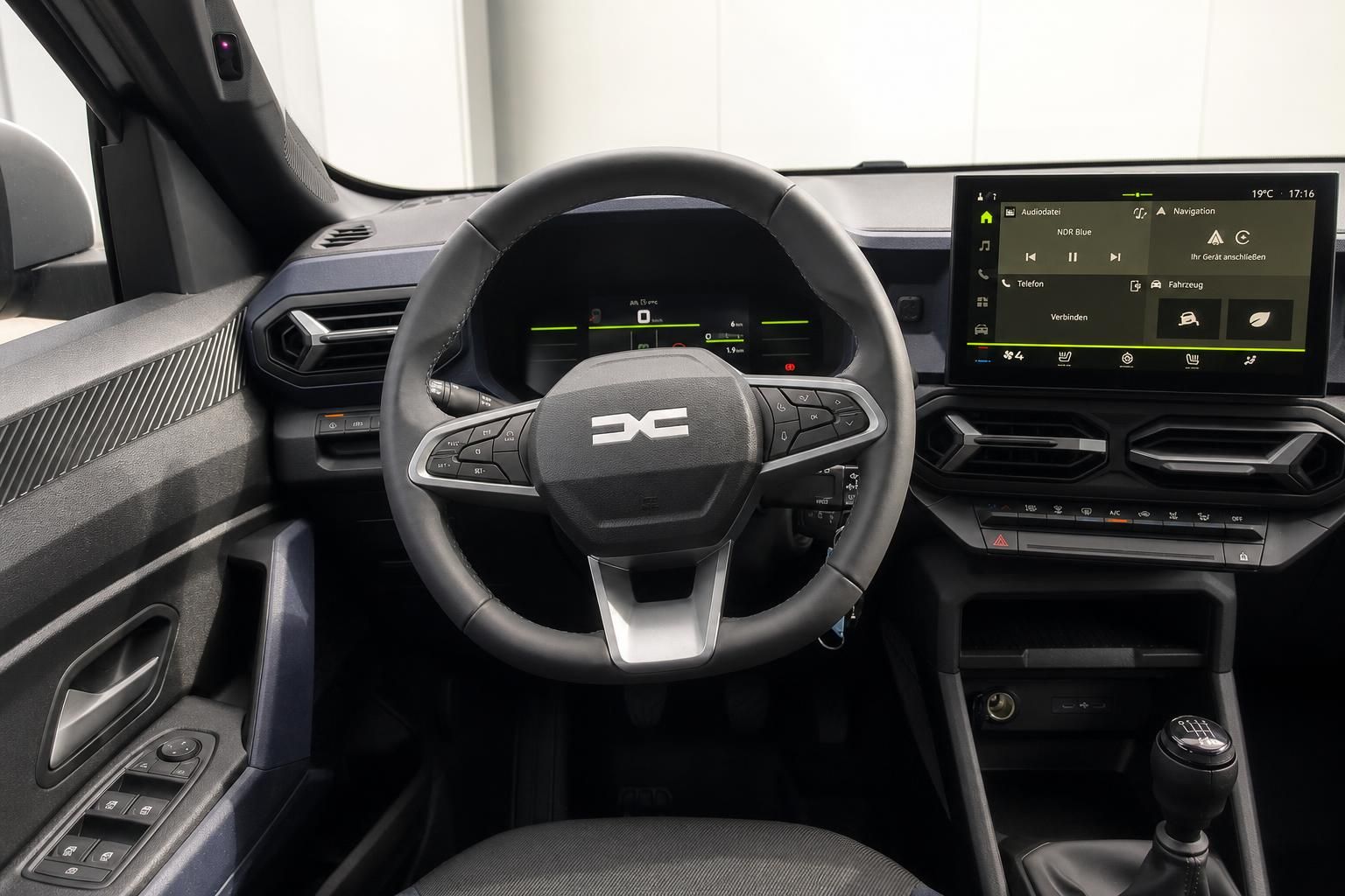 Dacia Cockpit mit Lenkrad, Digitaltacho und Touchscreen-Infotainment
