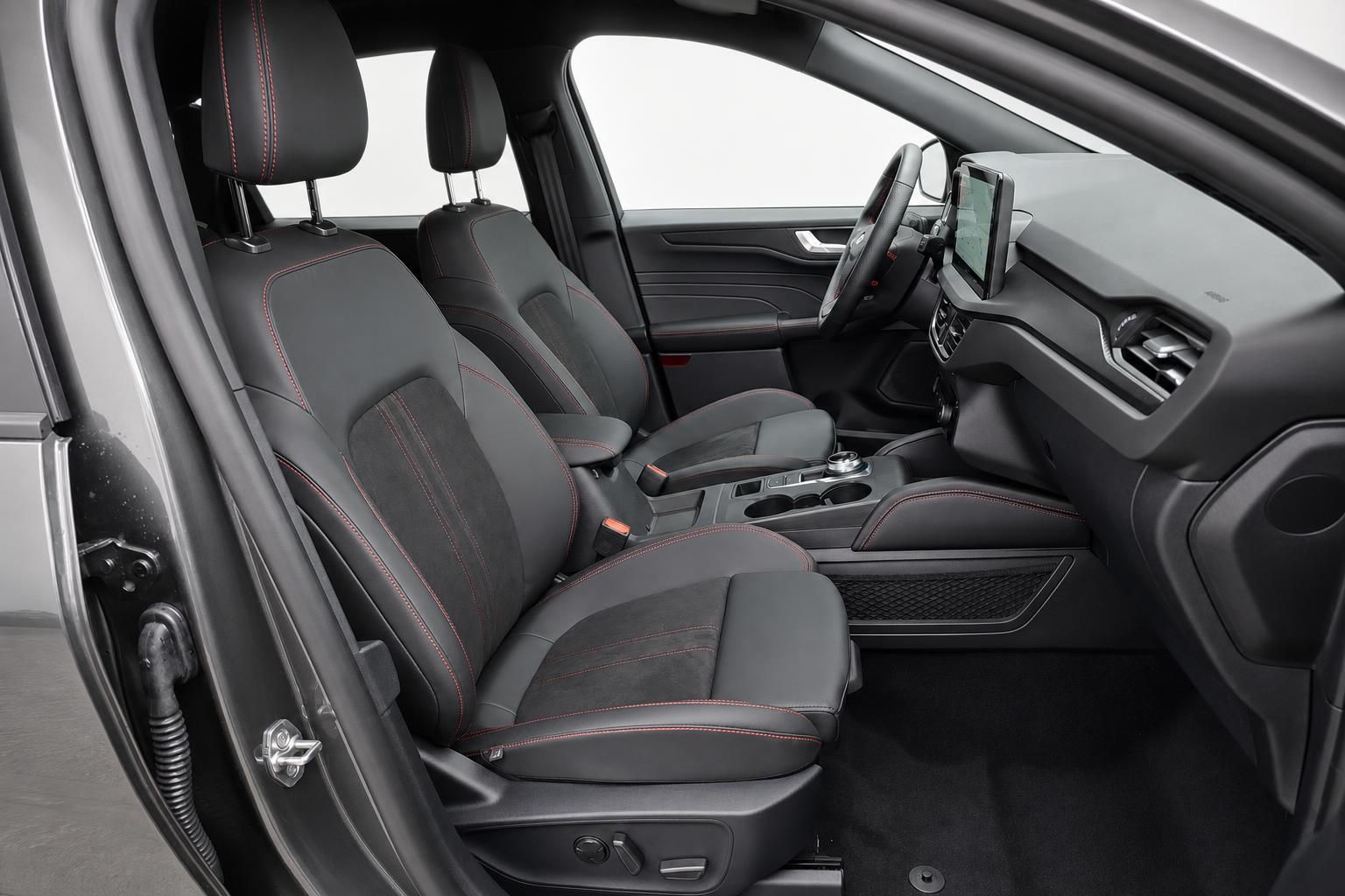 Ford Kuga Cockpit mit Sportsitzen und digitalem Display