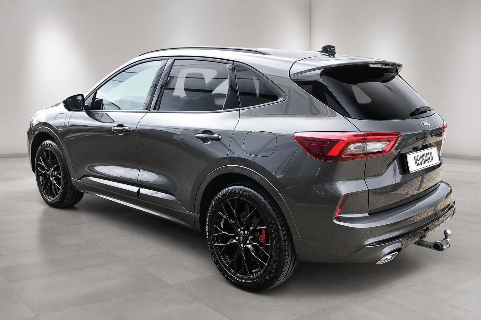 Ford Kuga grau metallic Heckansicht mit schwarzen Alufelgen