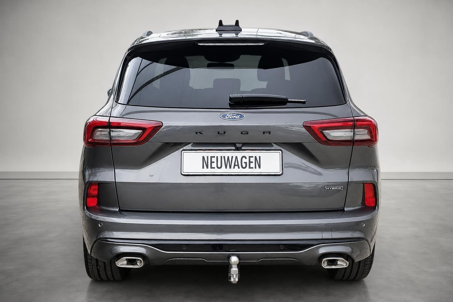 Ford Kuga Heckansicht grau mit Anhaengerkupplung und LED-Ruecklichtern