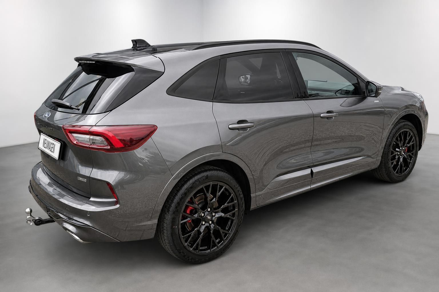 Ford Kuga grau Heck-Seitenansicht mit Anhaengerkupplung und Sportfelgen