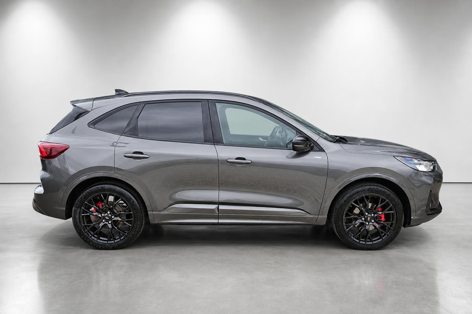 Ford Kuga grau metallic Seitenansicht mit schwarzen Alufelgen