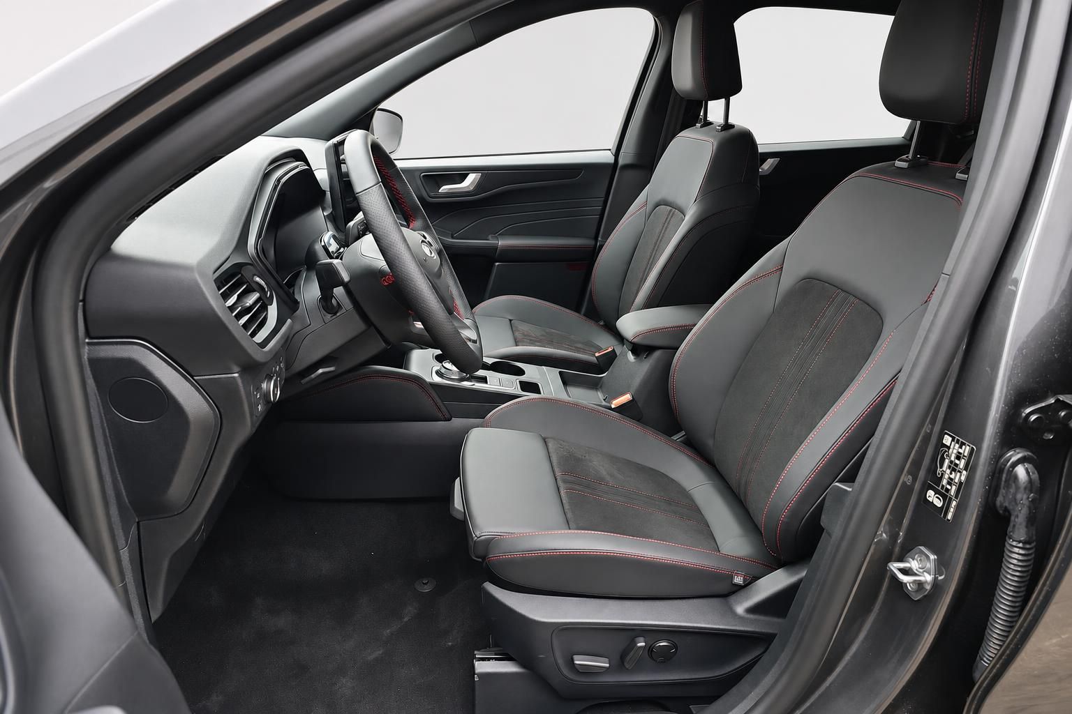 Ford Kuga Innenraum Vordersitze schwarz mit roten Ziernaehten
