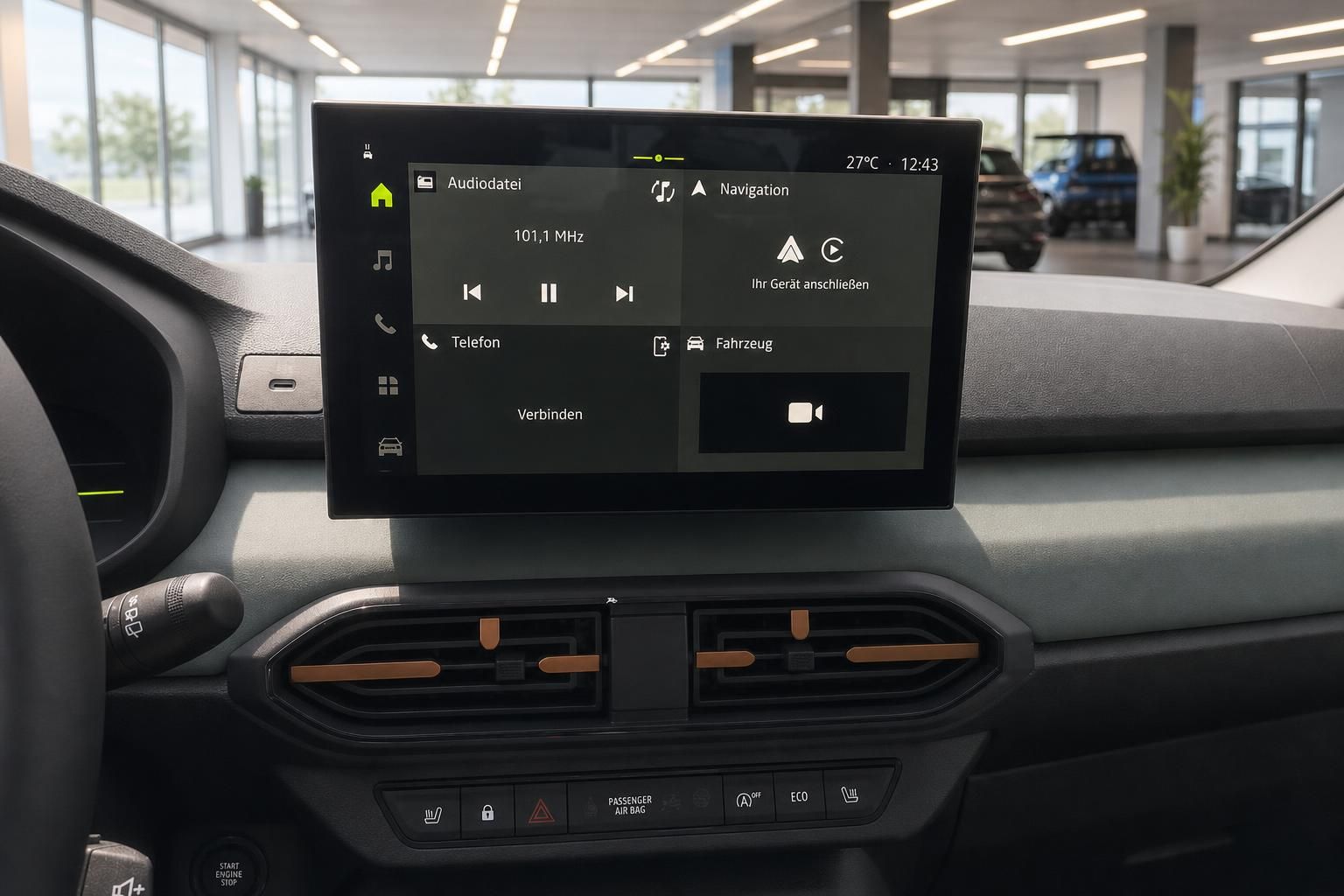 Infotainment-Touchscreen mit Navigation und Telefonfunktion im Auto