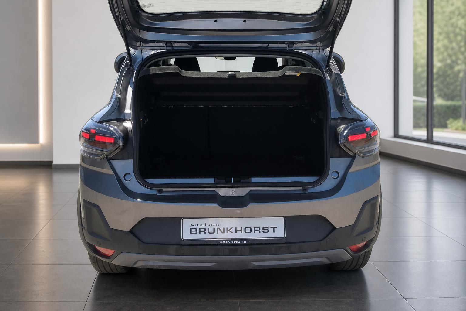 Geoeffneter Kofferraum eines SUV mit viel Stauraum, Heckansicht