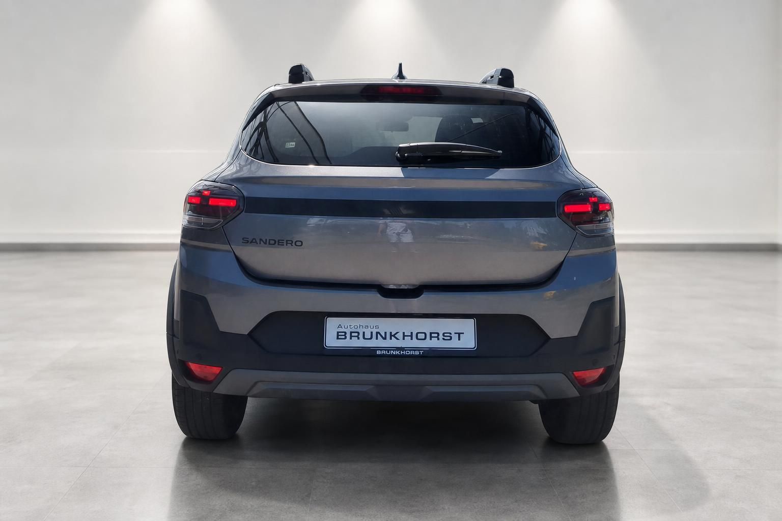 Dacia Sandero grau Heckansicht mit Rückleuchten im Autohaus