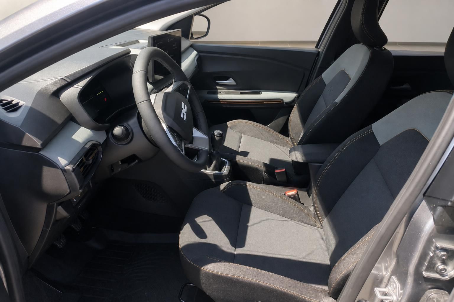 Dacia Sandero Innenraum Sitze und Armaturenbrett Detailansicht