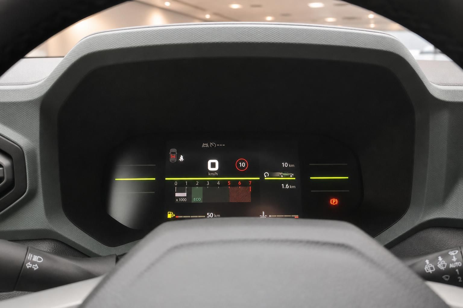 Digitales Kombiinstrument mit Tacho und Anzeigen im Fahrzeuginnenraum