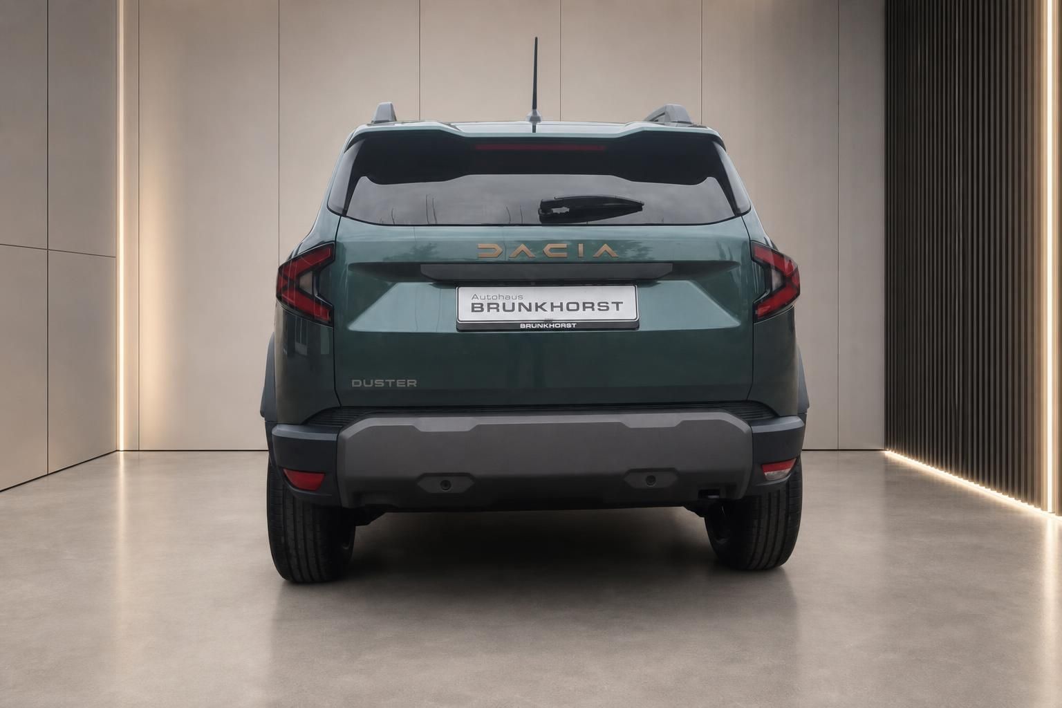 Dacia Duster grün Heckansicht mit Rückleuchten im Showroom