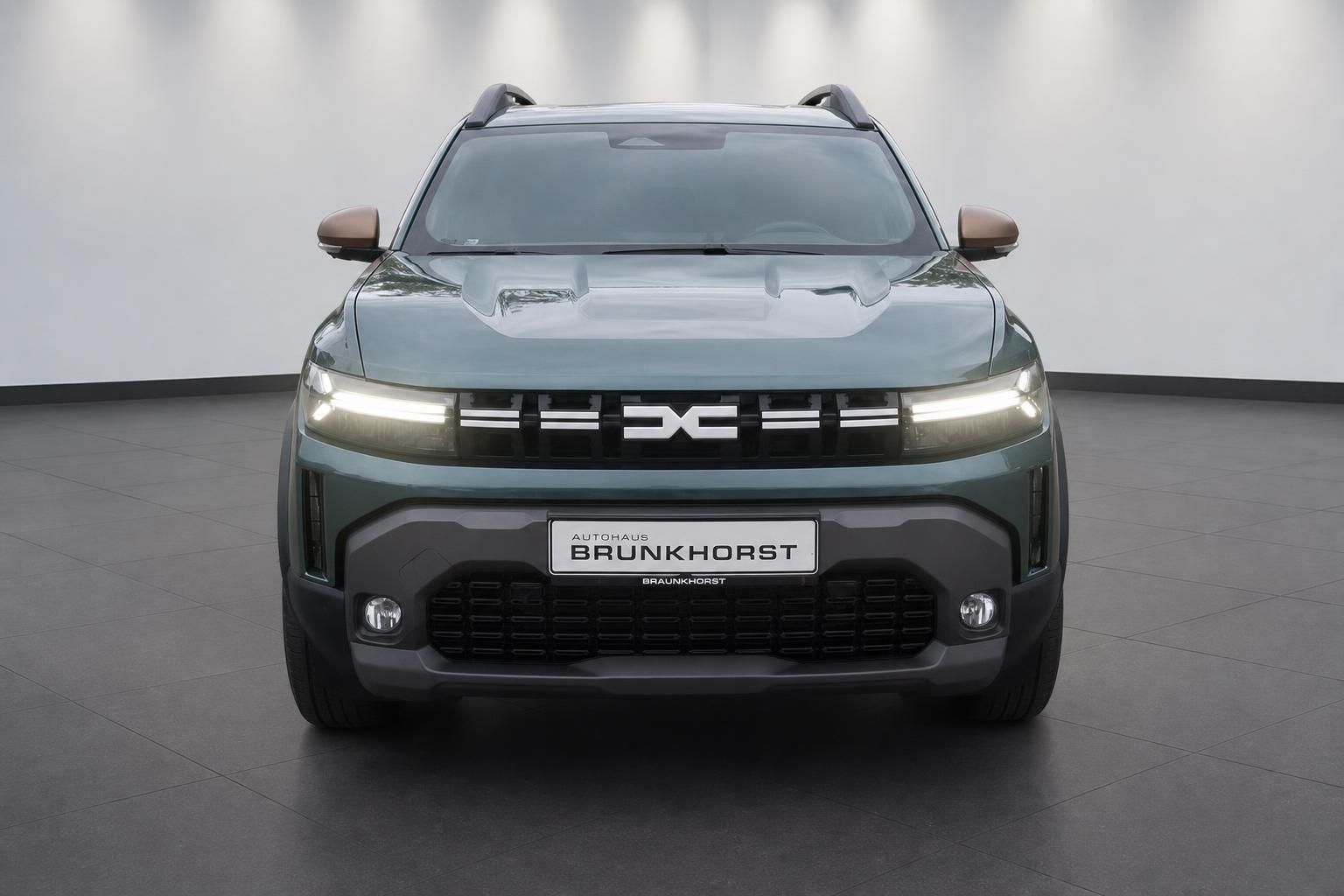 Dacia Duster grün Frontansicht mit LED-Scheinwerfern im Autohaus