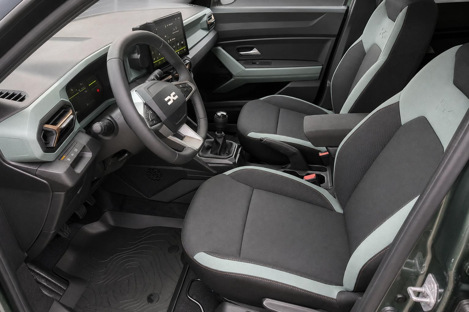 Dacia Duster Innenraum mit Sportsitzen und manuellem Schaltgetriebe