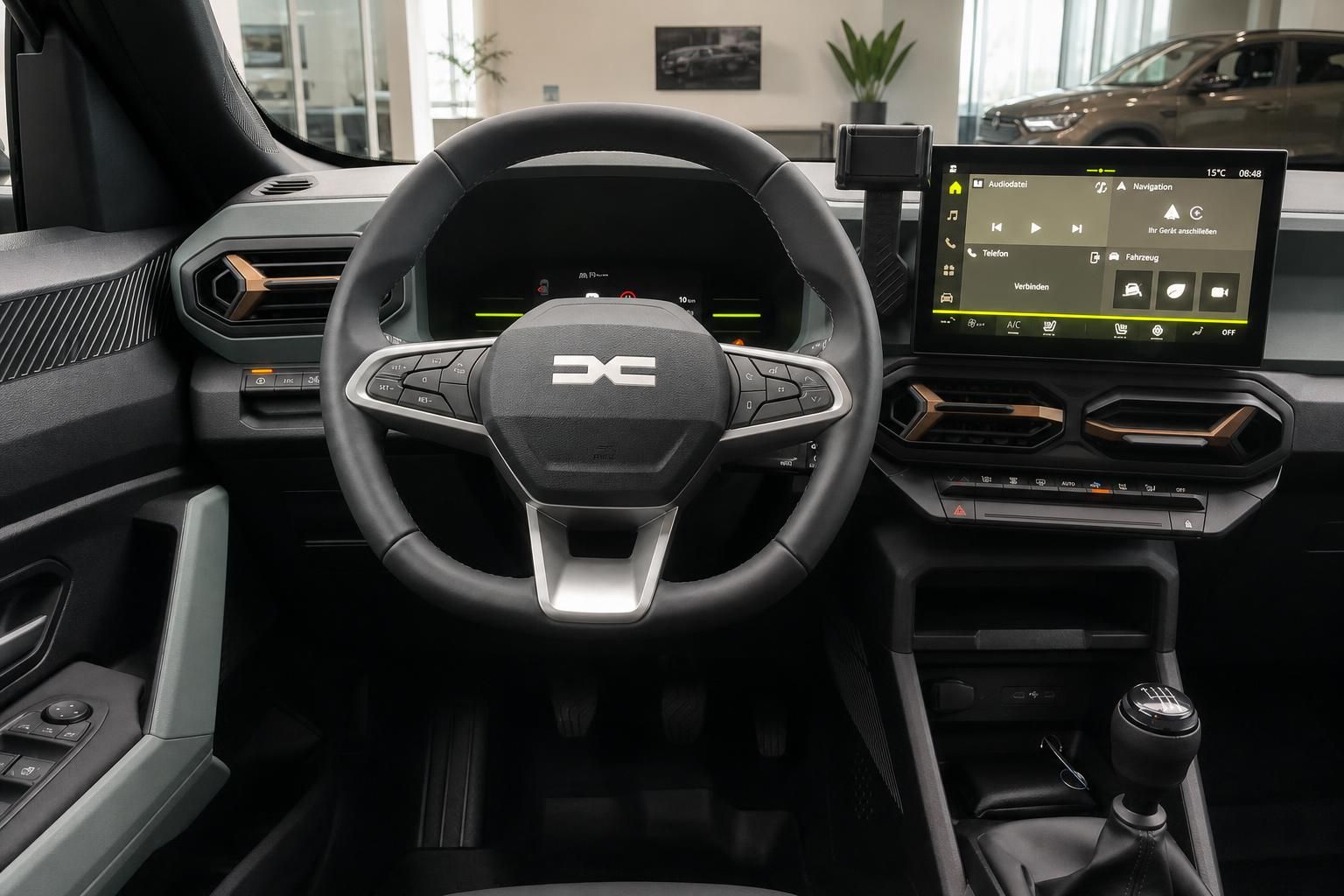 Cockpit mit Lenkrad, Touchscreen und Schaltknauf im Fahrzeug