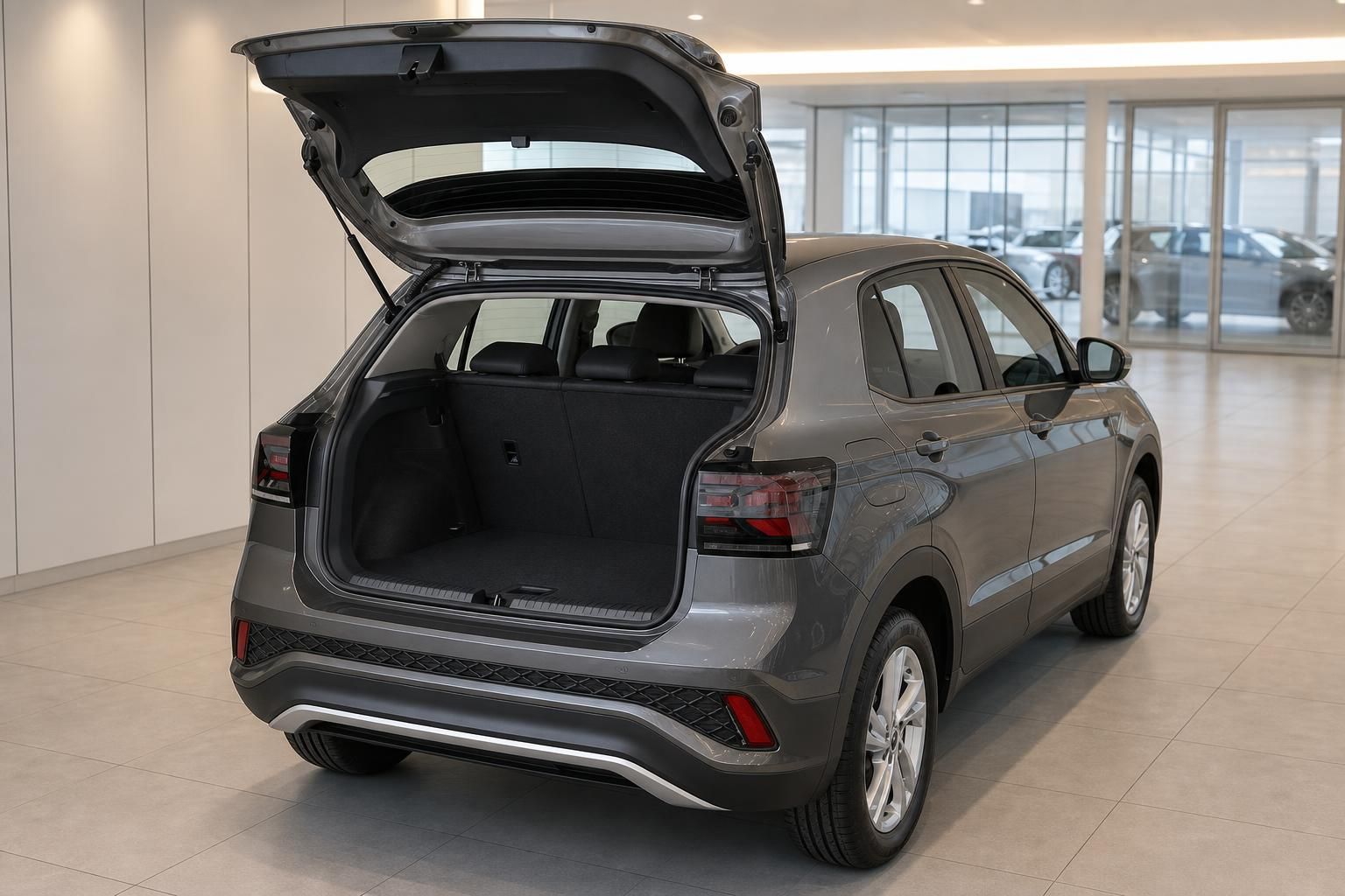 VW T-Cross Grau – geöffneter Kofferraum von hinten im Autohaus