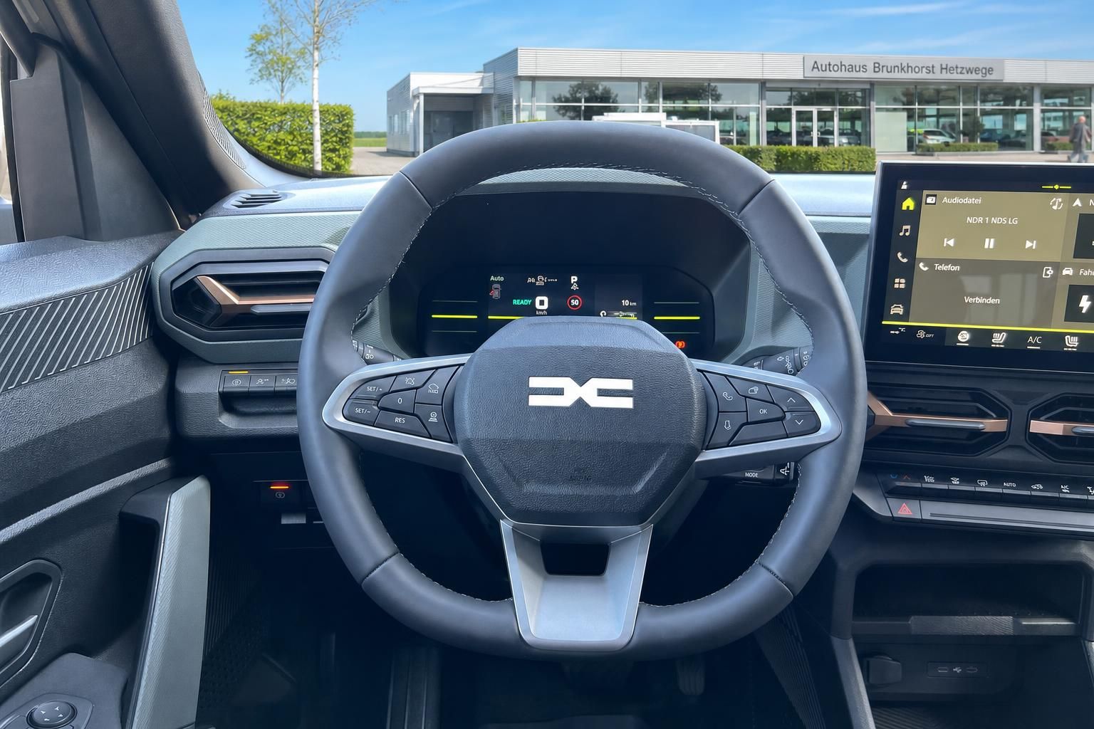 Dacia Fahrzeug Innenraum mit Lenkrad und Armaturenbrett - modernes Cockpit