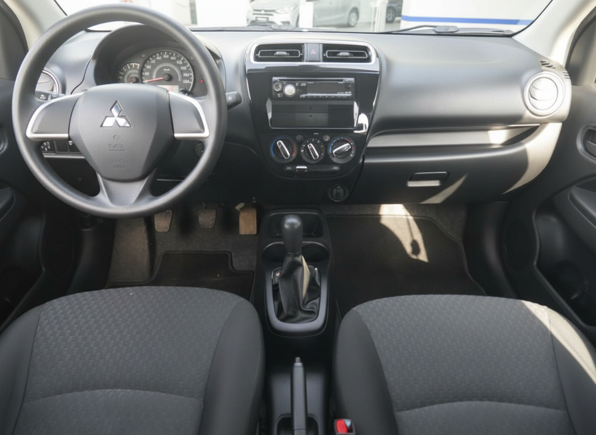 Mitsubishi Innenraum mit Lenkrad, Armaturenbrett, Schaltgetriebe und grauen Stoffsitzen