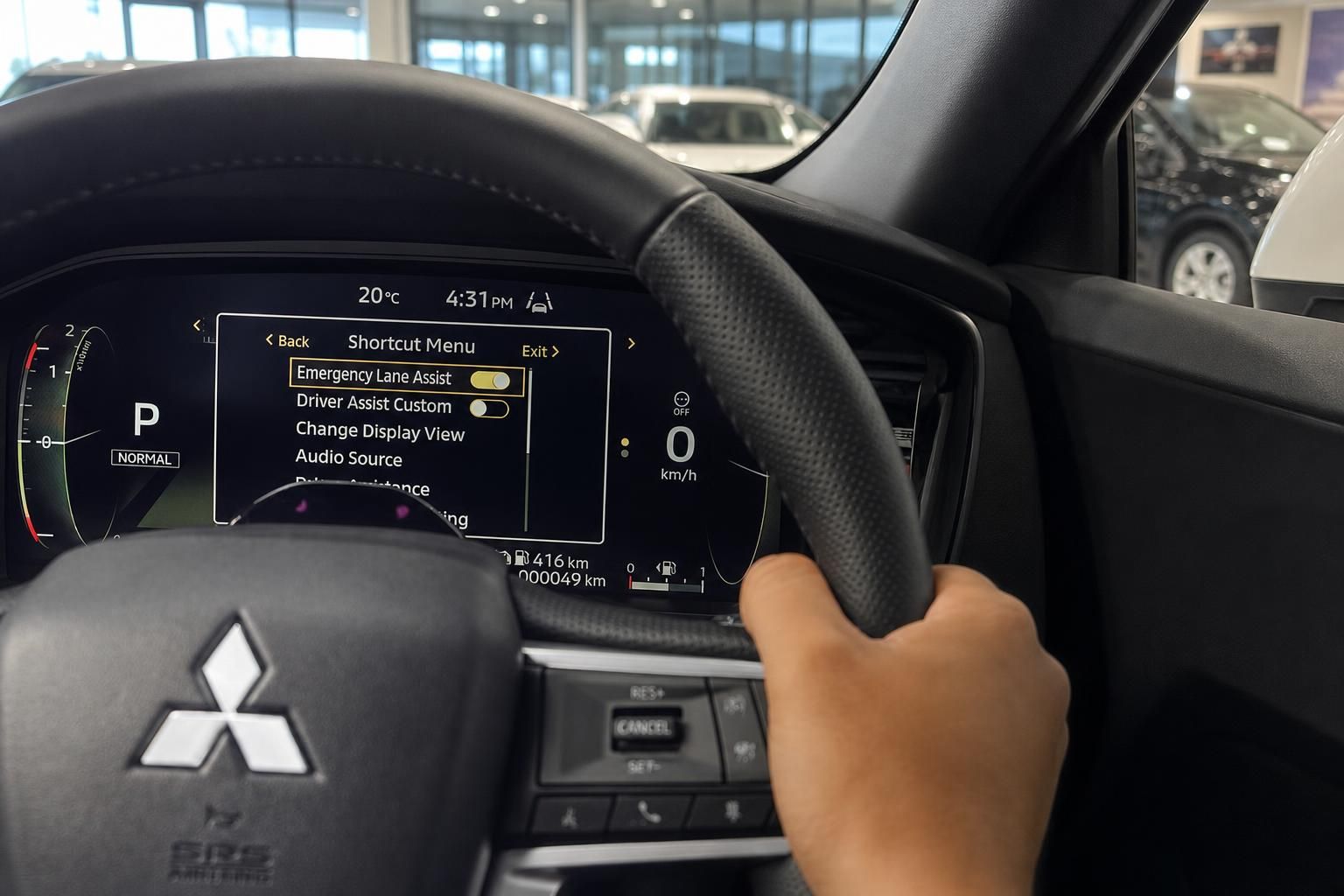 Mitsubishi Lenkrad mit digitalem Fahrerdisplay und Shortcut-Menü