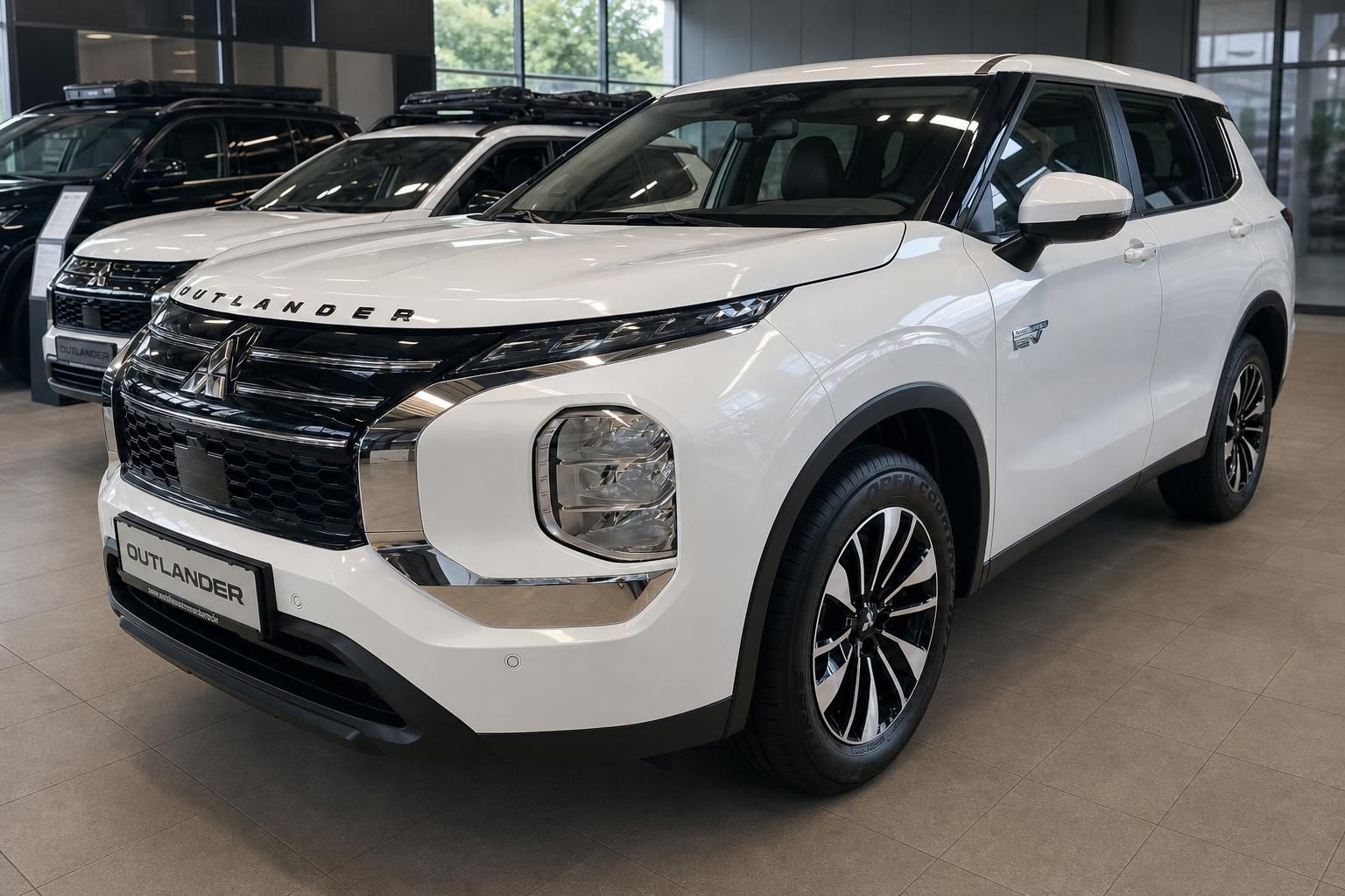 Mitsubishi Outlander weiß, Frontansicht beim Händler im Autohaus
