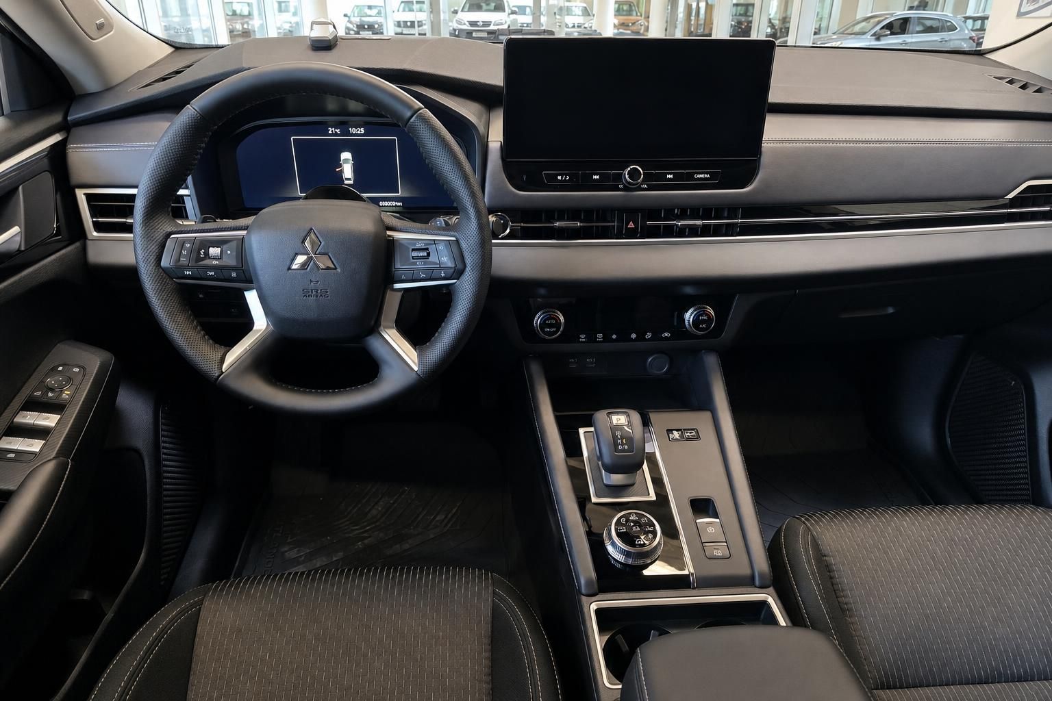 Mitsubishi Outlander Cockpit mit Lenkrad, Display und Mittelkonsole