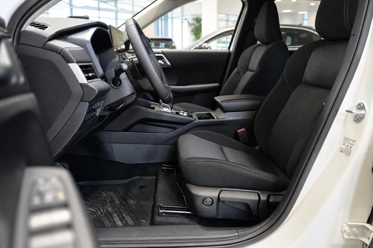 Mitsubishi Outlander Innenraum mit schwarzen Sportsitzen und Cockpit